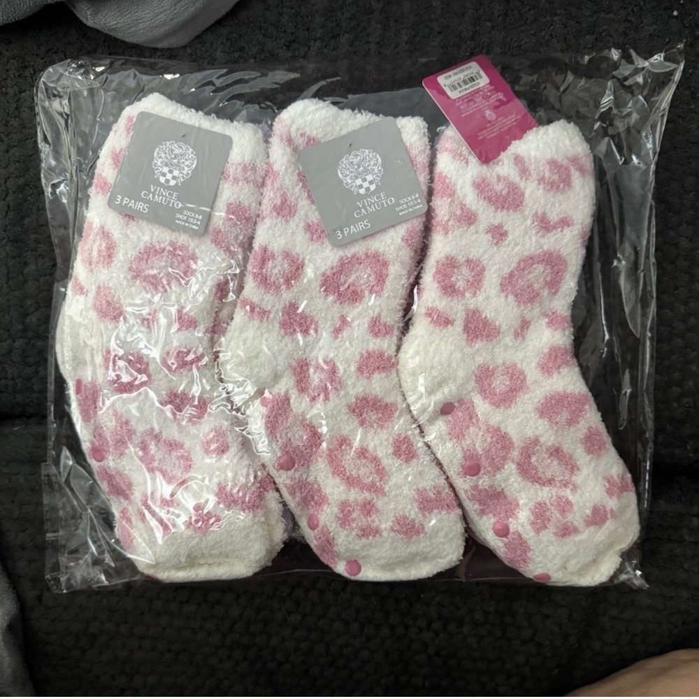 NWT 9 pairs Vince Camuto fuzzy slipper socks in a pink and white print packaged